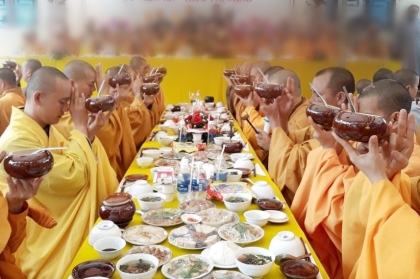 Tại sao phải co hai ngón tay khi cúng quá đường ?